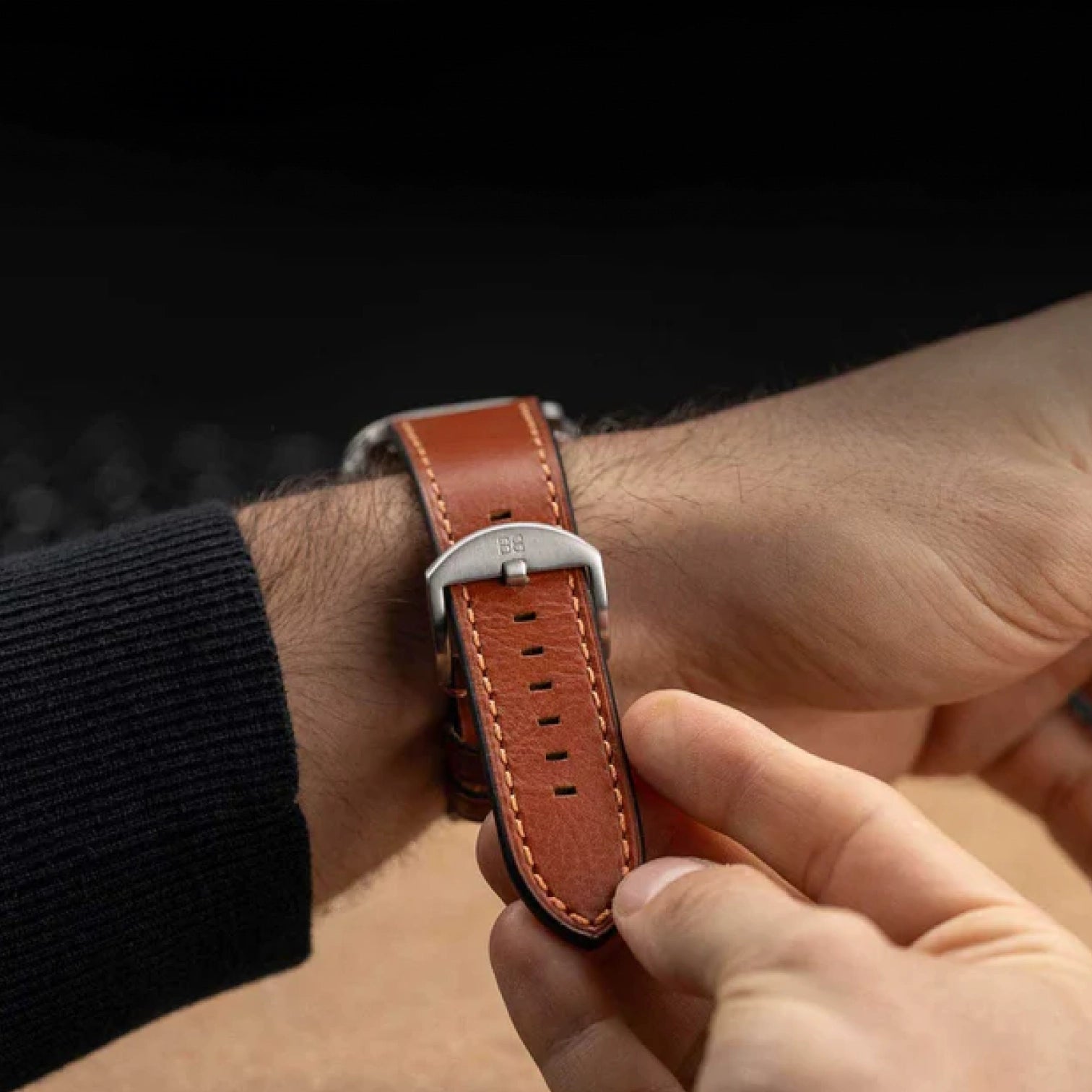 Hellbraun mit Kontrastnaht / 42mm / Schwarz Poliert