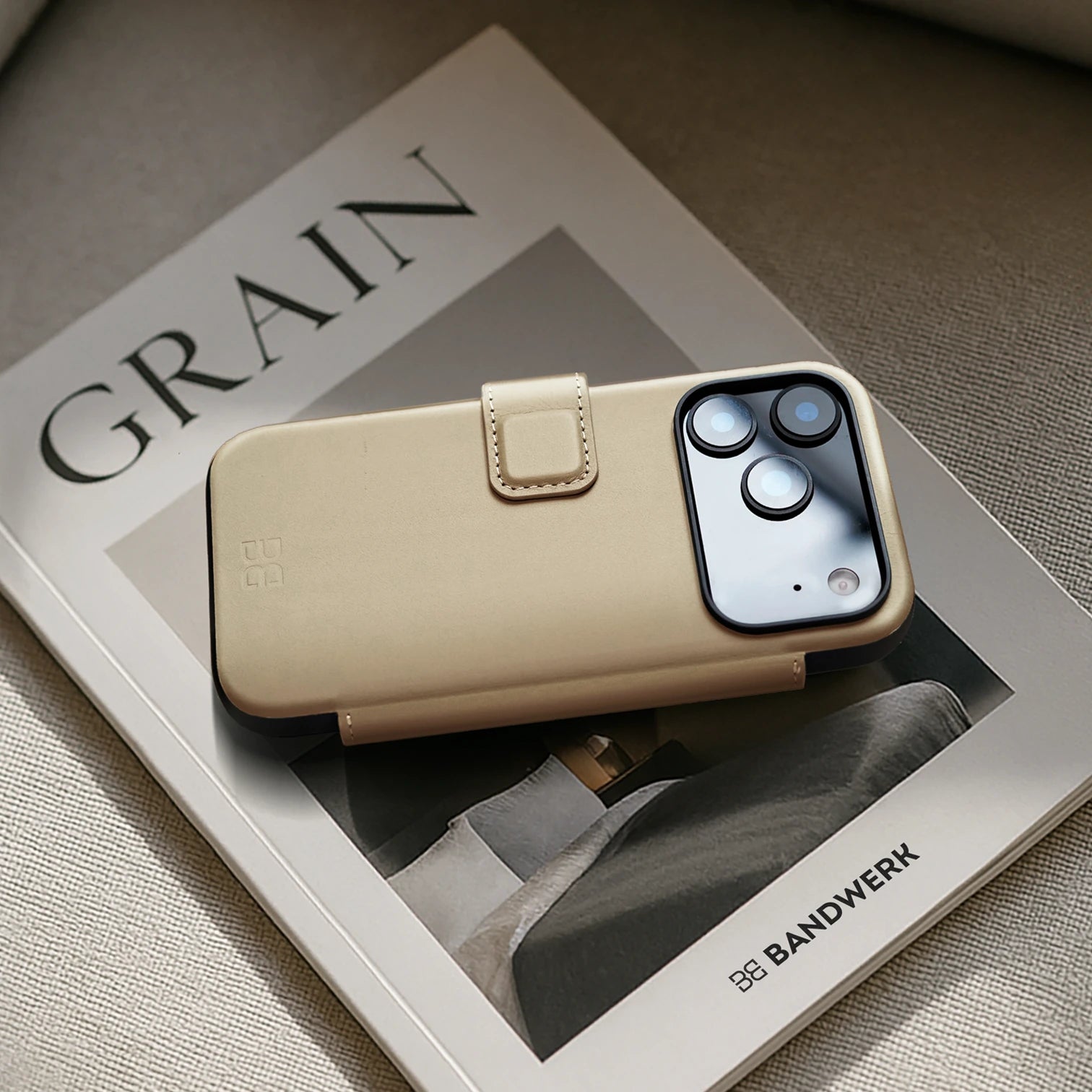 Light Brown / iPhone 17 Pro Max / Folio