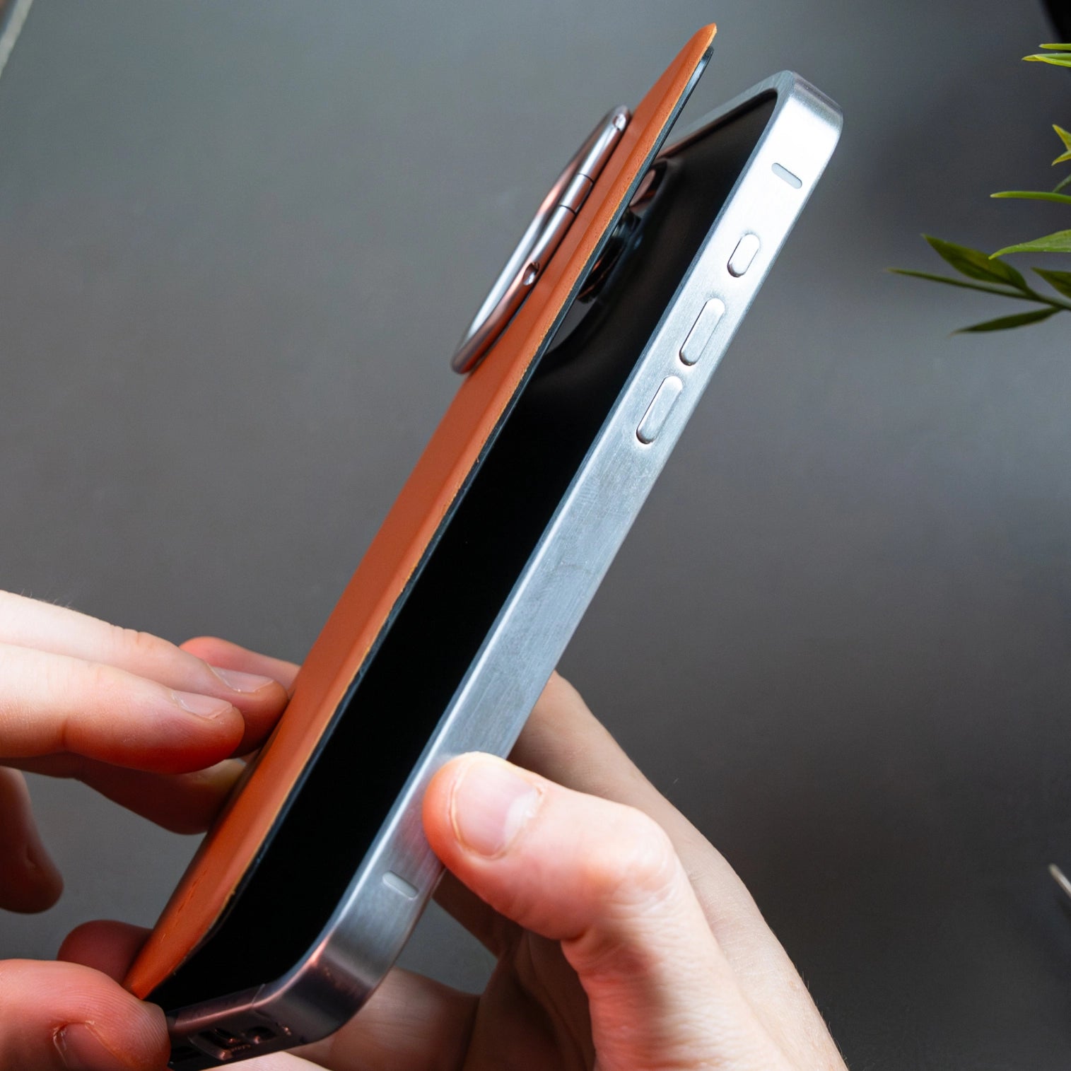 iPhone 16 Pro / Schwarz / Ja