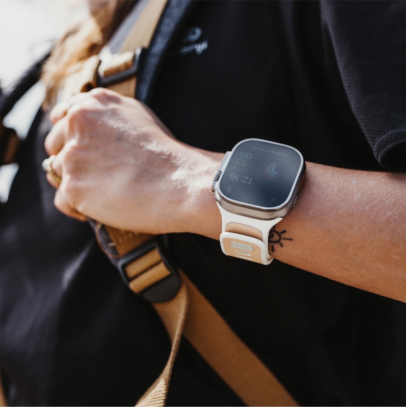 Person trägt unser Bandwerk Armband an seiner Apple Watch
